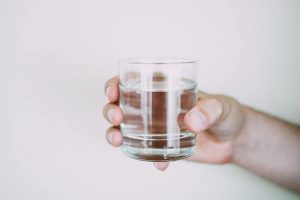 ماذا يحدث عندما تشرب أقل من 1 لتر من الماء كل يوم؟؟