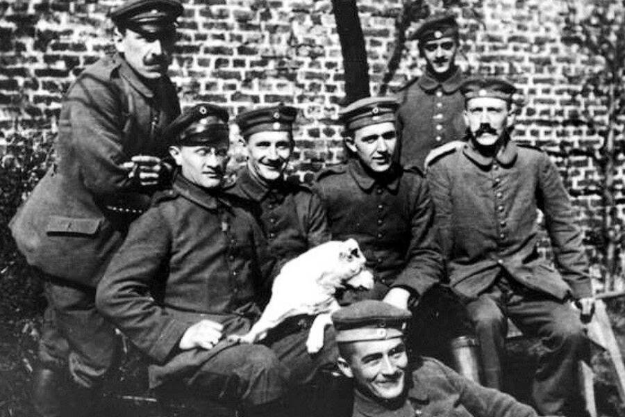 أدولف هتلر (يمين) مع الفوج البافاري الذي خدم معه خلال الحرب العالمية الأولى.