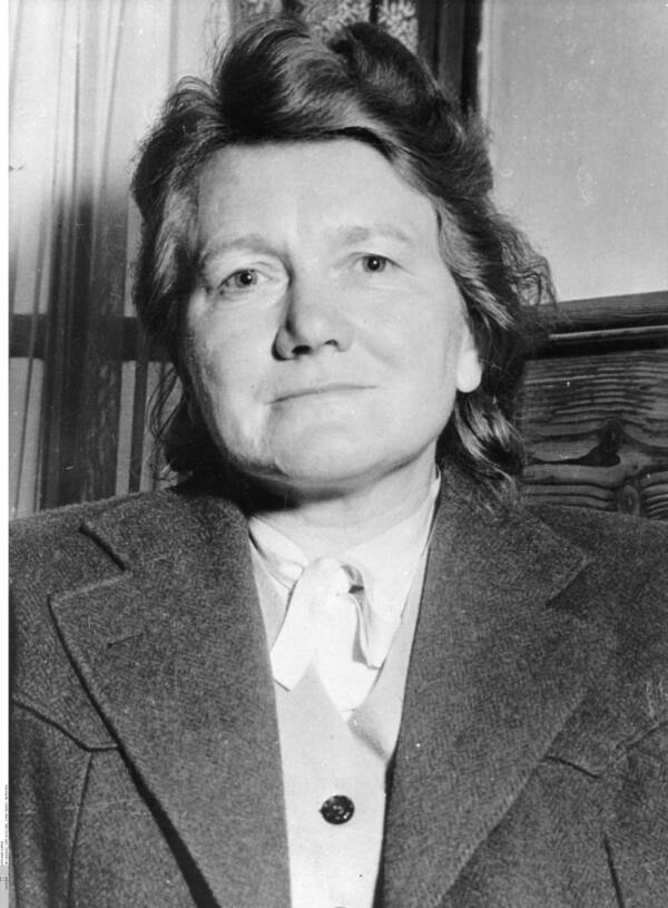 شقيقة أدولف هتلر "بولا " بعد اعتقالها من قبل القوات الأمريكية في نهاية الحرب العالمية الثانية. مايو 1945.