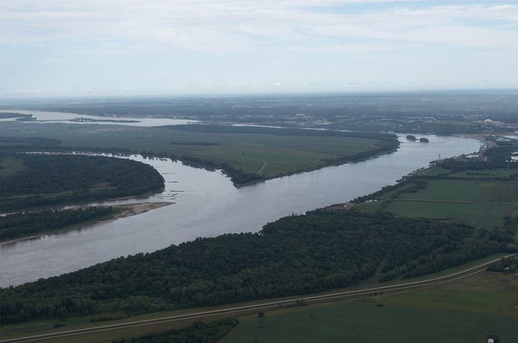 Левый приток реки миссисипи. Река Миссисипи. Река Миссисипи и Миссури. Миссисипи с притоком Миссури. Река Миссисипи с притоком Миссури.