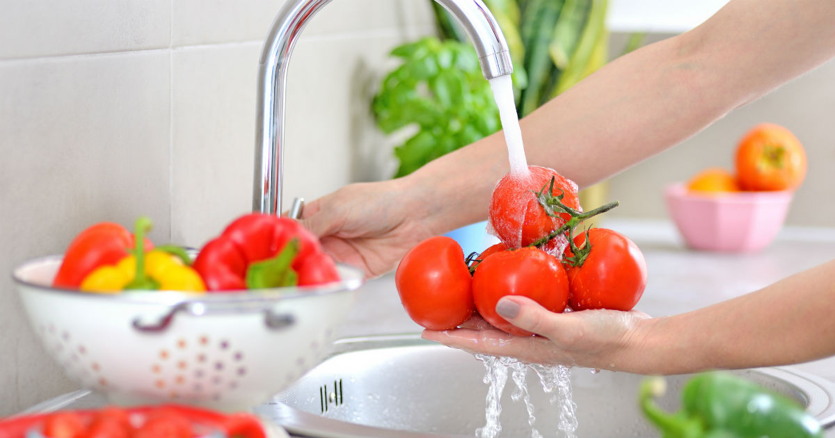 ترشيد استهلاك الماء عند غسل الخضروات يفضل غسلها تحت الماء الجاري